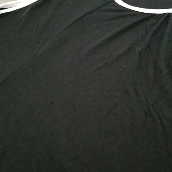 ✨ Cable & Gauge Cold Shoulder Super Soft Swing Tee - Picture 8 of 8